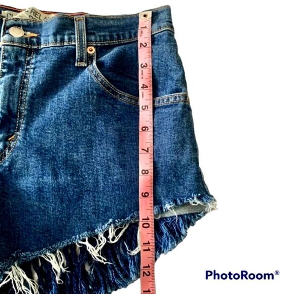 Vintage high rise Levi's cheeky shorts - Picture 5 of 7